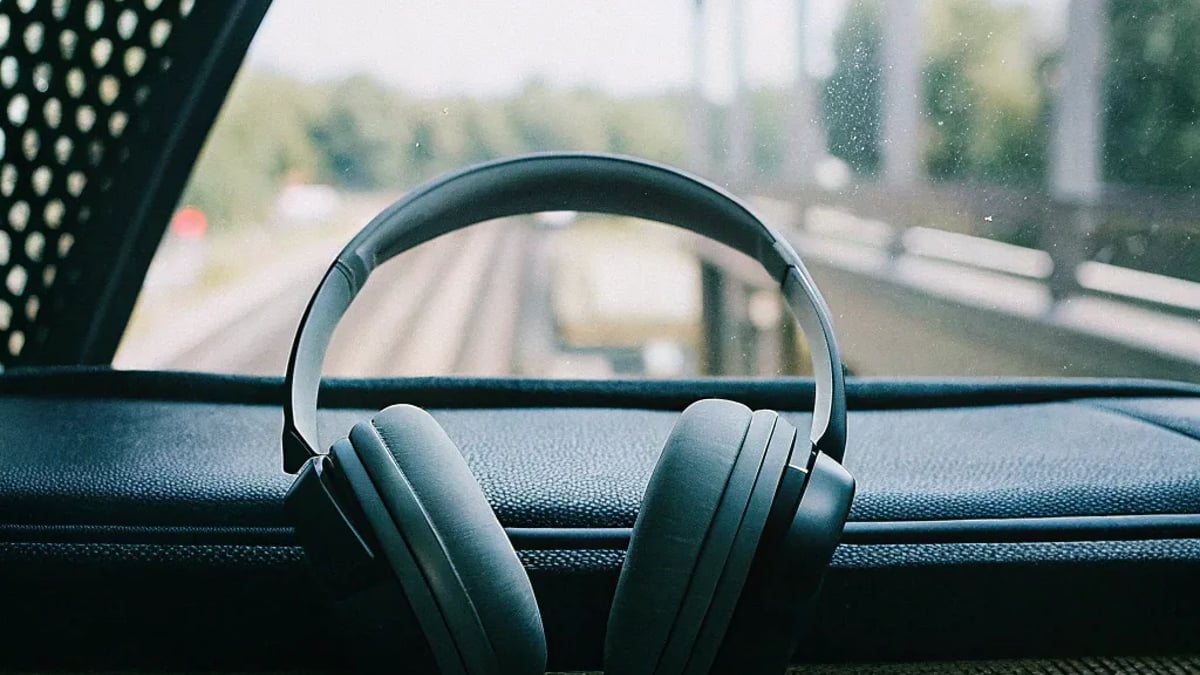 Top Noise-Canceling Tech for Travelers in 2025