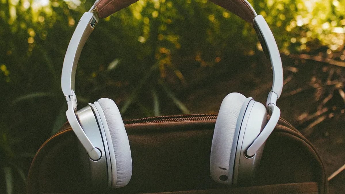 Top Noise-Canceling Tech for Travelers in 2025